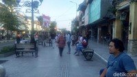 Jalan Malioboro merupakan salah satu destinasi yang selalu ramai wisatawan karena jalanan ini begitu ikonik dengan Yogyakarta. (Usman Hadi/detikcom)