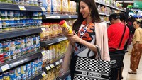 Penasaran gaya Nadia kalau sedang belanja? Ia tetap stylish dengan mengenakan merek-merek fashion ternama. Foto: Instagram nadiapurwoko