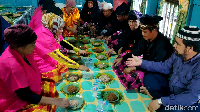 Mappadekko satu dengan pesta panen atau Mappadendang, digelar oleh warga sebagai bentuk rasa syukur kepada Tuhan karena rezeki dan ajang silaturahmi sesama warga (Muhammad Bakri/detikcom)