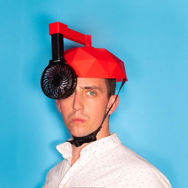  Jadi desainer produk, Matt Benetto kerap kali menciptakan produk-produk rumah tangga yang sepertinya tidak penting, tapi ternyata bisa memudahkan berbagai aktivitas. Ia pun memamerkan hasil kreasinya di Instagram @unnecessaryinventions yang kini sudah memiliki 150 ribu follower. Foto: Instagram/@unnecessaryinventions