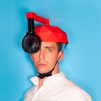  Jadi desainer produk, Matt Benetto kerap kali menciptakan produk-produk rumah tangga yang sepertinya tidak penting, tapi ternyata bisa memudahkan berbagai aktivitas. Ia pun memamerkan hasil kreasinya di Instagram @unnecessaryinventions yang kini sudah memiliki 150 ribu follower. Foto: Instagram/@unnecessaryinventions