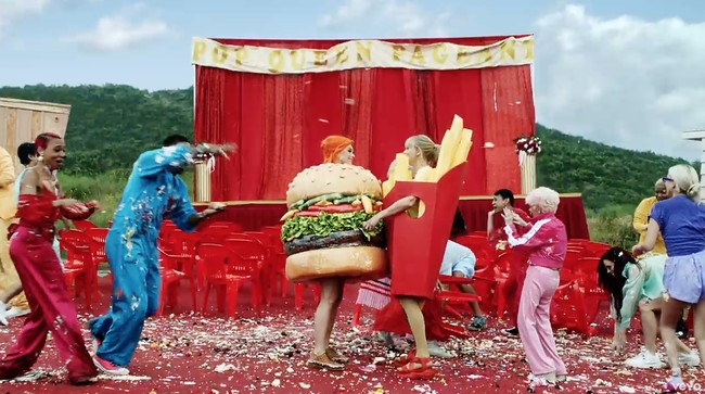 Hamburger dan kentang goreng ini bukan kostum biasa. Melainkan dibuat oleh Jeremy Scott, desainer Moschino. Katy bahkan sudah memakainya dua kali. Yang pertama dipakai di pesta afterparty Met Gala tahun ini. Foto: Dok. YouTube/Taylor Swift