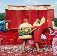 Hamburger dan kentang goreng ini bukan kostum biasa. Melainkan dibuat oleh Jeremy Scott, desainer Moschino. Katy bahkan sudah memakainya dua kali. Yang pertama dipakai di pesta afterparty Met Gala tahun ini. Foto: Dok. YouTube/Taylor Swift