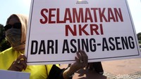 Seperti diketahui, sidang di MK hari ini beragendakan pembacaan jawaban dari KPU, Bawaslu, dan tim hukum Joko Widodo (Jokowi)-Maruf Amin atas dalil yang diajukan pemohon, yakni Prabowo Subianto-Sandiaga Uno.