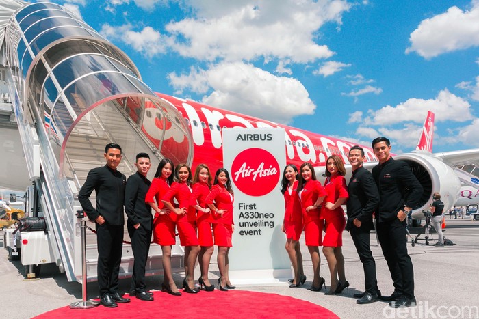 AirAsia ikut meramaikan ajang International Paris Air Show 2019 di La Bourget, Paris, Prancis. Maskapai asal Malaysia ini pun memboyong para bidadarinya.