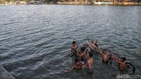 Selain sepeda, anak-anak juga bisa bermain air di danau tersebut.