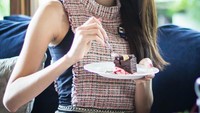 Dalam rangkaian kontes Miss Grand International tahun lalu, Nadia sarapan dengan cake cokelat. Manis banget ya senyumnya? Foto: Instagram nadiapurwoko