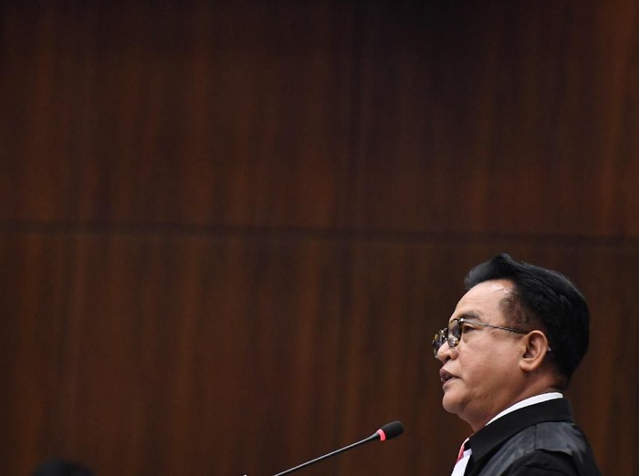 Ketua tim kuasa hukum pasangan calon presiden dan calon wakil presiden nomor urut 01 Yusril Ihza Mahendra selaku pihak terkait menyampaikan keterangan pada sidang lanjutan Perselisihan Hasil Pemilihan Umum (PHPU) Pilpres 2019 di gedung Mahkamah Konstitusi, Jakarta, Selasa (18/6/2019). Sidang tersebut beragendakan mendengarkan jawaban termohon, pihak terkait dan Bawaslu. ANTARA FOTO/Hafidz Mubarak A/wsj.