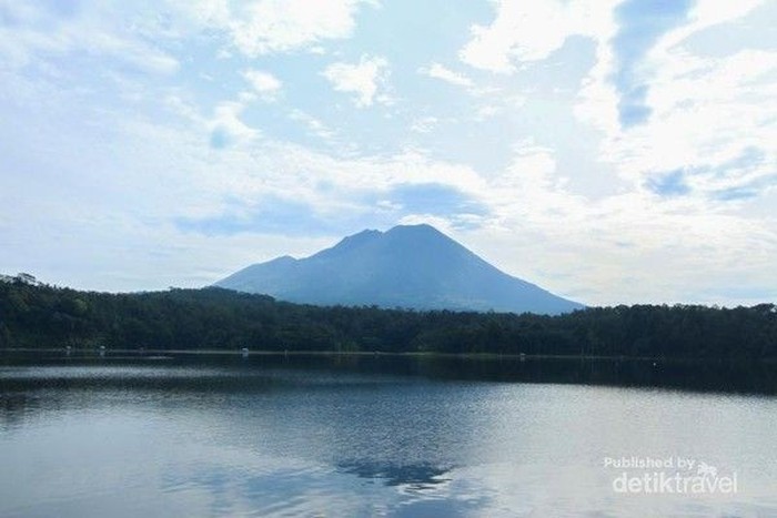 Danau Ranu Klakah berlatar Gunung Lemongan
