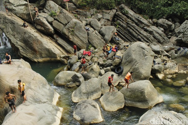 Di lokasi ini terlihat jejak letusan gunung api purba, Gunung Sunda. Peninggalan itu terlihat dari kolam yang dikelilingi batuan besar dan menjulang tinggi. (Yudha Maulana/detikcom) Di lokasi ini terlihat jejak letusan gunung api purba, Gunung Sunda. Peninggalan itu terlihat dari kolam yang dikelilingi batuan besar dan menjulang tinggi. (Yudha Maulana/detikcom)