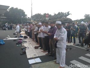 Massa Kawal MK Salat Berjemaah, Berwudu dari Air Mineral sampai Air Kolam
