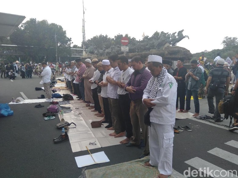 Massa Kawal MK Salat Berjemaah, Berwudu dari Air Mineral sampai Air Kolam Massa Kawal MK Salat Berjemaah, Berwudu dari Air Mineral sampai Air Kolam