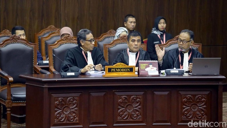 Debat Panas Luhut-BW: Senioritas, Drama dan Permainkan Nyawa Orang Debat Panas Luhut-BW: Senioritas, Drama dan Permainkan Nyawa Orang