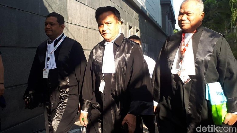 Tiba di MK, Tim Hukum Jokowi Siap Jawab Gugatan Prabowo Tiba di MK, Tim Hukum Jokowi Siap Jawab Gugatan Prabowo