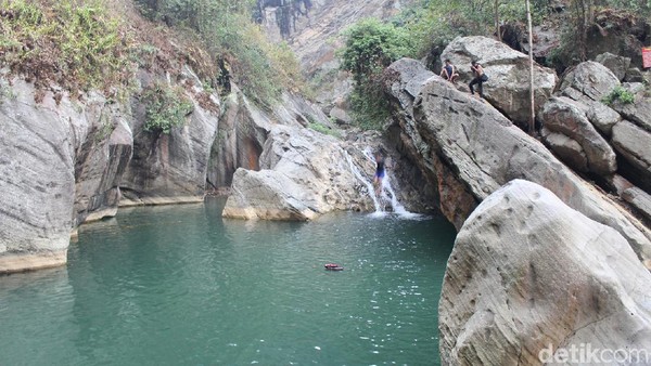Kedalaman air dan tingginya tempat loncat pun sangat cocok bagi anda adrenalin junkie. Jangan khawatir, jika tak bisa berenang pengelola sudah menyiapkan pelampung yang disewakan seharga Rp 10 ribu saja. (Yudha Maulana/detikcom) Kedalaman air dan tingginya tempat loncat pun sangat cocok bagi anda adrenalin junkie. Jangan khawatir, jika tak bisa berenang pengelola sudah menyiapkan pelampung yang disewakan seharga Rp 10 ribu saja. (Yudha Maulana/detikcom)