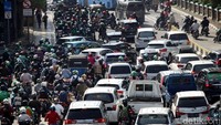 Sejumlah kendaraan nampak menggunakan jalur lawan arah untuk menerjang macet.