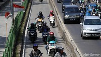 Tak sedikit pengendara yang nekat menerobos jalur busway agar dapat terhindar dari kemacetan.
