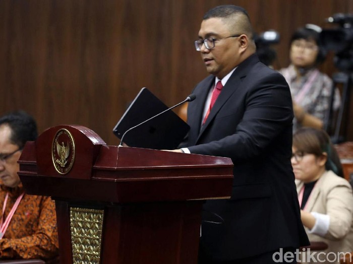 Komisioner Bawaslu Fritz Edward Siregar hadir di sidang lanjutan sengketa Pilpres 2019 yang diselenggarakan di Mahkamah Konstitusi (MK), Jakarta, Selasa (18/6/2019).