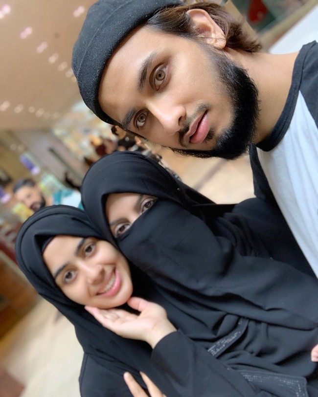 Dalam sejumlah foto yang diunggah ke Instagram, pasangan YouTuber ummxabdullah dan hasanatofficial beberapakali menampilkan kebersamaan mereka dengan istri kedua sang pria. Istri keduanya diketahui bernama Zarrah dengan akun Instagram @sistersarrah. Foto: Instagram @ummxabdullah