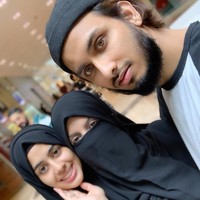 Dalam sejumlah foto yang diunggah ke Instagram, pasangan YouTuber ummxabdullah dan hasanatofficial beberapakali menampilkan kebersamaan mereka dengan istri kedua sang pria. Istri keduanya diketahui bernama Zarrah dengan akun Instagram @sistersarrah. Foto: Instagram @ummxabdullah