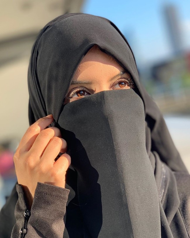 Melalui Instagram, Ruksana pun menyampaikan klarifikasinya terhadap berbagai tuduhan terhadap dirinya. Ruksana yang dalam akun Instagramnya selalu tampil bercadar mengungkap fakta mengejutkan mengenai sang suami yang ternyata seorang agnostik atau tidak percaya pada Tuhan. Foto: Instagram @ummxabdullah