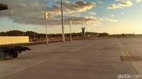 Bandara ini memiliki landas pacu 2,2 km. Kemudian 300 meter selanjutnya untuk emergency atau pengaman dalam keadaan darurat.