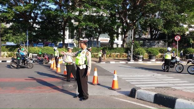 Polisi mengatur arus lalu lintas di sekitar Patung Kuda.