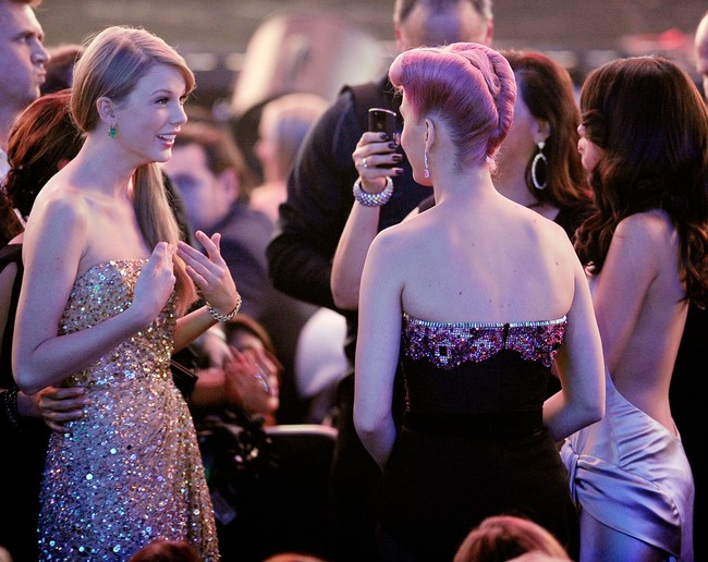 Momen kebersamaan Taylor Swift, Katy Perry dan Selena Gomez dari tahun 2011. Tiga sekawan ini bertemu di ajang American Music Awards, sama-sama mengenakan gaun sequin. Foto: Getty Images
