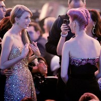 Momen kebersamaan Taylor Swift, Katy Perry dan Selena Gomez dari tahun 2011. Tiga sekawan ini bertemu di ajang American Music Awards, sama-sama mengenakan gaun sequin. Foto: Getty Images