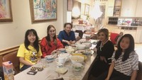 Bersantap Restoran Desa di Belanda, Ayu menikmati bakso enak buatan orang Indonesia. Foto: Instagram @ayutingting92