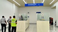 Masuk ke terminal, penumpang akan langsung bertemu dengan bagian imigrasi. Di mana, wilayah ini terdapat beberapa kotak dengan sekat kaca.