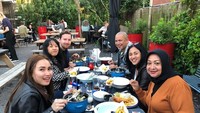 Mengenakan jaket hitam. Ayu terlihat menikmati seafood. Ada tiram segar hingga kentang goreng. Foto: Instagram @ayutingting92