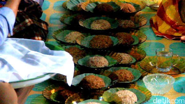 Usai ditumbuk dan dipisahkan dari dedak, beras-beras ketan itu lalu diproses menjadi makanan tradisional yang dikenal dengan nama ase lolo (Muhammad Bakri/detikcom) Usai ditumbuk dan dipisahkan dari dedak, beras-beras ketan itu lalu diproses menjadi makanan tradisional yang dikenal dengan nama ase lolo (Muhammad Bakri/detikcom)