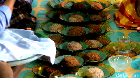 Usai ditumbuk dan dipisahkan dari dedak, beras-beras ketan itu lalu diproses menjadi makanan tradisional yang dikenal dengan nama ase lolo (Muhammad Bakri/detikcom)