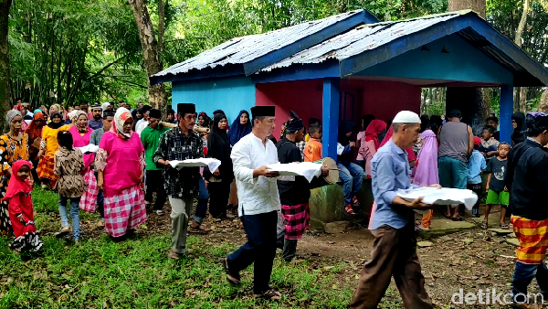 Pesta panen juga dilanjutkan dengan mengarak makanan ase lolo hasil tumbukan dengan iringan gendang ke makam leluhur (Muhammad Bakri/detikcom) Pesta panen juga dilanjutkan dengan mengarak makanan ase lolo hasil tumbukan dengan iringan gendang ke makam leluhur (Muhammad Bakri/detikcom)