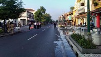 Kendaraan yang melintasi di kawasan Malioboro dibatasi, hanya bus Trans Jogja, kendaraan patroli polisi dan truk pengangkut sampah.