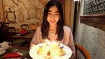 Kayak Princess! Ini Cantiknya Nadia Purwoko Saat Asyik Kulineran