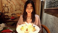 Begini manisnya senyum Nadia saat diberikan kejutan kue ulang tahun. Thanking God that I am given another year to count my blessings ✨🎂, ucapnya dua tahun lalu. Foto: Instagram nadiapurwoko