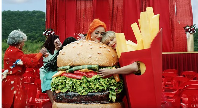 Katy Perry dan Taylor Swift sudah kembali bersahabat. Lucunya, mereka berbaikan dan menunjukkan kekompakan dengan kostum pasangan hamburger juga kentang goreng. Foto: Katy Perry dan Taylor Swift (YouTube Taylor Swift)