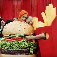 Katy Perry dan Taylor Swift sudah kembali bersahabat. Lucunya, mereka berbaikan dan menunjukkan kekompakan dengan kostum pasangan hamburger juga kentang goreng. Foto: Katy Perry dan Taylor Swift (YouTube Taylor Swift)