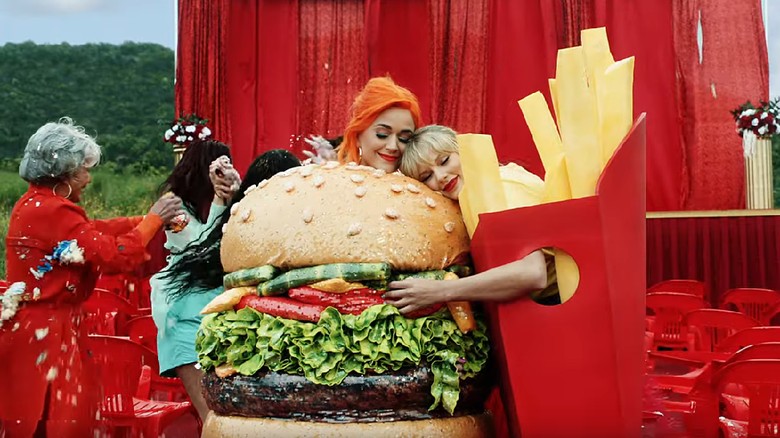 Foto: Katy Perry dan Taylor Swift (YouTube Taylor Swift) Foto: Katy Perry dan Taylor Swift (YouTube Taylor Swift)