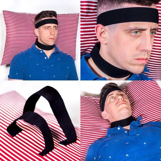 Matt menyebut produk ini sebagai ReadyNapper. Bantal dengan strap pada kepala dan leher yang memungkinkanmu bisa tidur di mana saja tapi tetap nyaman. Foto: Instagram/@unnecessaryinventions
