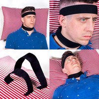 Matt menyebut produk ini sebagai ReadyNapper. Bantal dengan strap pada kepala dan leher yang memungkinkanmu bisa tidur di mana saja tapi tetap nyaman. Foto: Instagram/@unnecessaryinventions