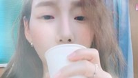 Wanita berusia 30 tahun itu juga penikmat kafein. Ia sempat membagikan video dirinya yang tengah menikmati satu cup kopi hangat. Foto: Instagram taeyeon _ss