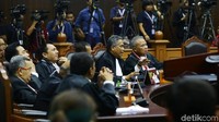 Luhut Pangaribuan menyatakan apa yang disampaikan oleh BW seakan-akan mengada-ada. Ancaman saksi dinilai tidak bisa terbuktikan. 