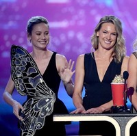 Aku ingin menggunakan kesempatan ini untuk berterimakasih kepada dua perempuan yang berdiri di sebelahku. Mereka lah yang melatihku sekaligus menjadi double stunt di Captail Marvel, ucap Brie.  (Foto: Kevin Winter/Getty Images for MTV)