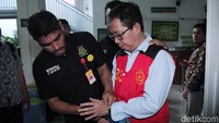 Joko Driyono (Jokdri) tiba dengan mengenakan rompi tahanan. Kedua tangannya juga diborgol.