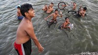 Sejumlah anak asyik bermain di tepi danau.
