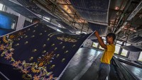 Produksi batik sekolah perharinya meningkat 100 persen. Dalam sehari 500 potong seragam dapat diselesaikan. ANTARA FOTO/ Adeng Bustomi.