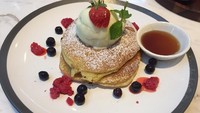 Tea house di Jalan Bumi, Lewis & Carroll Tea punya pancake enak bernama Berry Farm Pancake. Toppingnya pilihan es krim seperti vanilla atau strawberry, buah berry, dan sirup maple yang manis legit. Foto: dok. detikFood